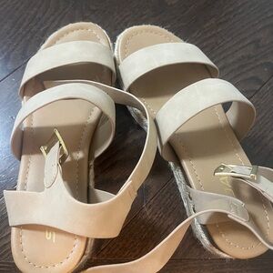 Soda Cream Sandals Minimalist Comfort Design worn once